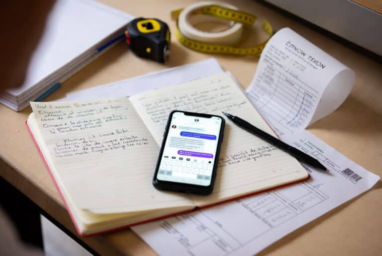 Mesa de trabalho com celular e proposta de serviço enviada sem resposta